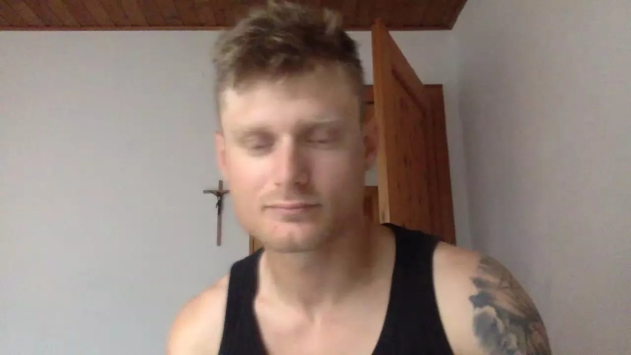 Offline Sexyfreak1994 on Cam4