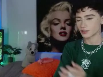 Freechat maxiy_001 on Chaturbate