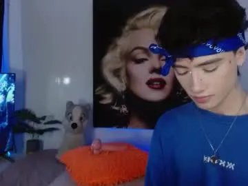 Freechat maxiy_001 on Chaturbate