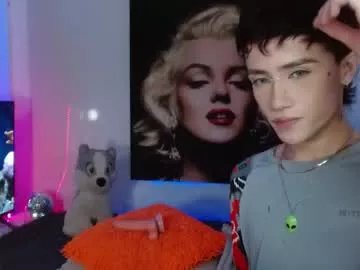 Freechat maxiy_001 on Chaturbate