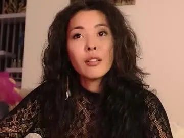 Freechat noirelysia on Chaturbate