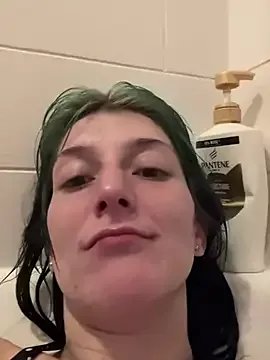 Freechat 2brokegirlz on StripChat