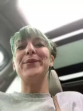 Freechat 2brokegirlz on StripChat