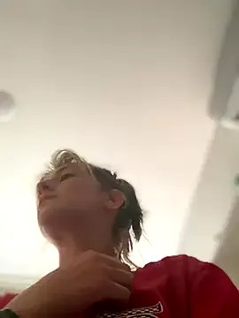 Freechat 2brokegirlz on StripChat