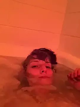 Freechat 2brokegirlz on StripChat