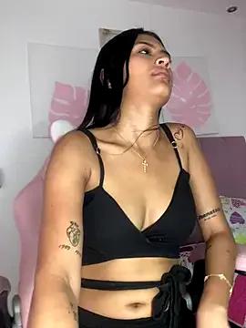 _18_laura from StripChat is Freechat