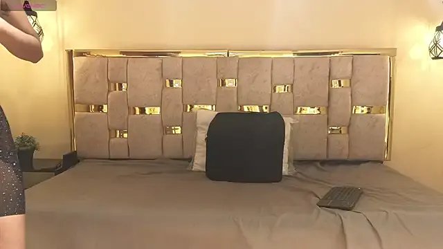 _Caroline34 from StripChat is Freechat