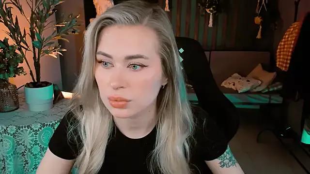 AdelLoys from StripChat is Freechat