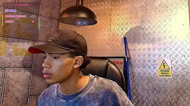 AlanCutee from StripChat