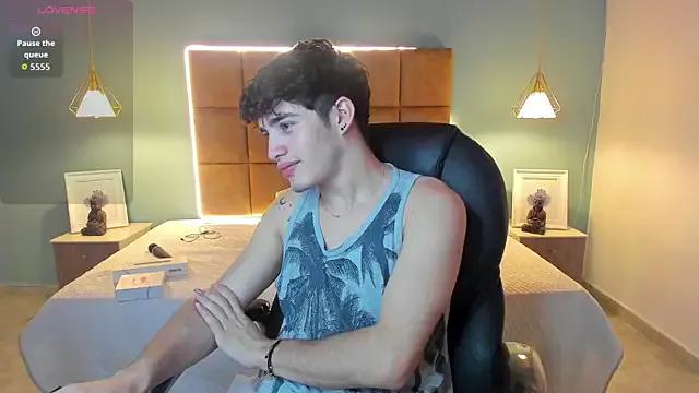 AlejooTwink from StripChat is Freechat