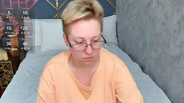 AlexandraGreen from StripChat is Freechat