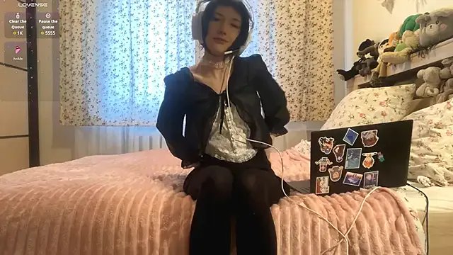 AliceInYourWonders from StripChat is Freechat