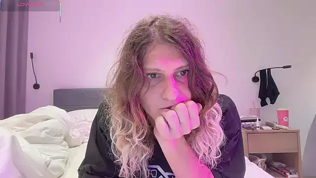 AlicePinkhead from StripChat is Freechat