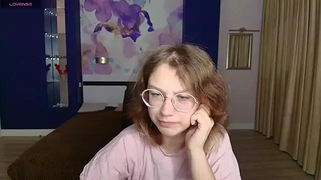 AngelinaLow from StripChat is Freechat