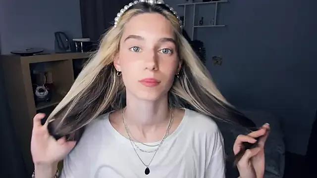 AntonettaTarring from StripChat is Freechat