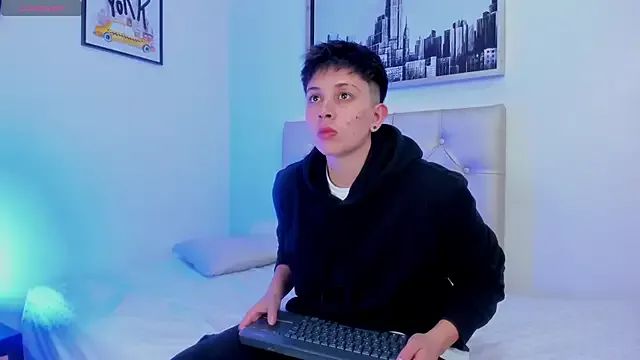arontroyofi_ from StripChat is Freechat