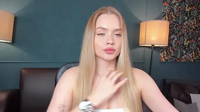 AvroraGoldie from StripChat is Freechat