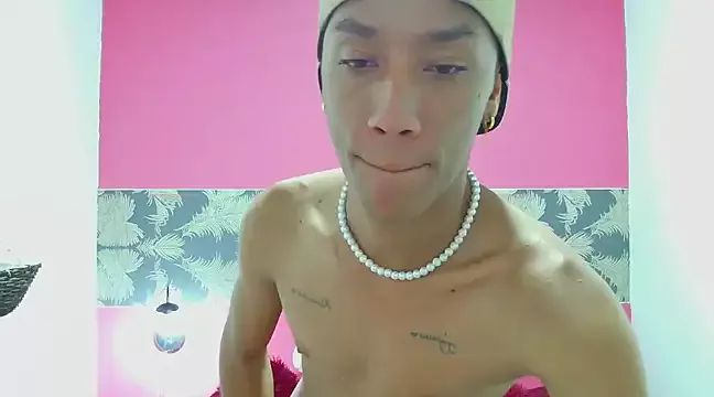 Chris_Diamond19 from StripChat is Freechat