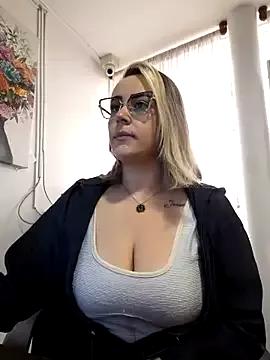 CurvyLust_x from StripChat is Freechat