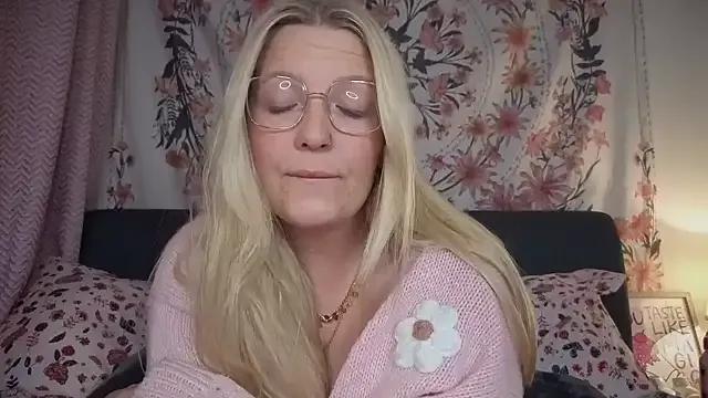 Daisyxoxo_ from StripChat is Freechat