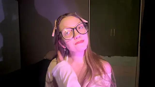 EmiIyKitty from StripChat is Freechat