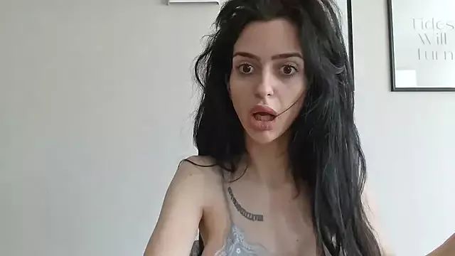 exotic_brunettee on StripChat