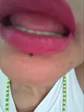 gatadeojosclaros from StripChat