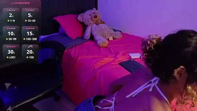 Golden_mari from StripChat is Freechat
