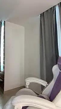 Holli_woul from StripChat is Freechat