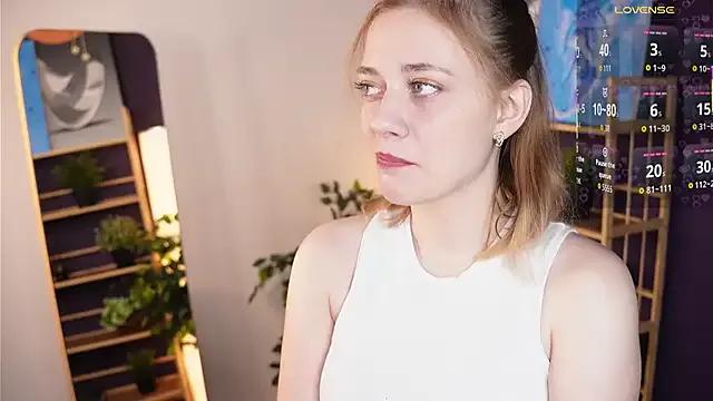 HollieCollelo from StripChat is Freechat