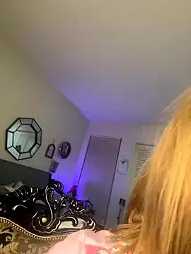 Hollyhudson123 from StripChat is Freechat