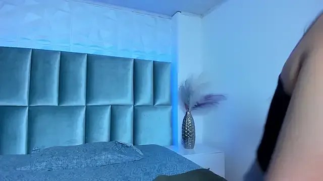 Freechat HollyPeach on StripChat