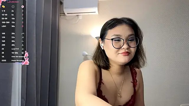 HoneyKitsu from StripChat is Freechat