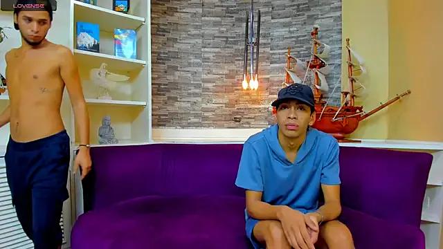 Juicy_Creww from StripChat is Freechat
