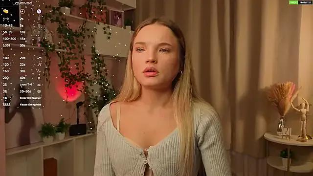 JulieLupo from StripChat is Freechat