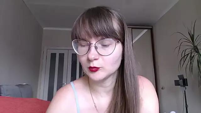 KiraGoldens from StripChat is Freechat