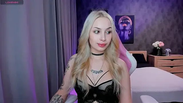 LanaMiracle from StripChat