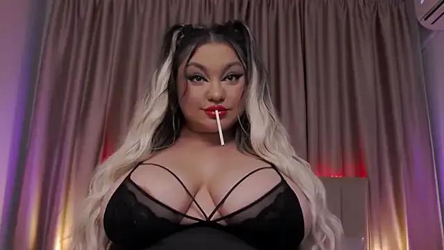 LarissaQuinn from StripChat is Freechat