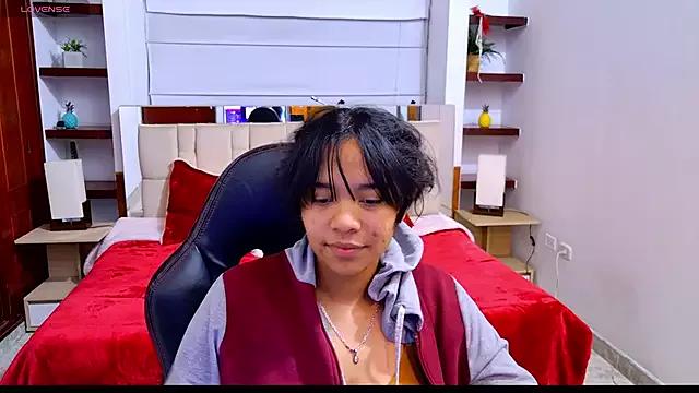 laureentt_ from StripChat is Freechat