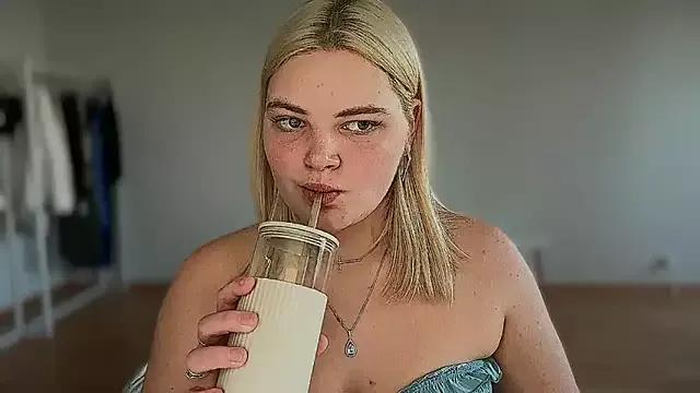lindavlossom from StripChat is Freechat