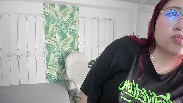 Freechat littlee_red on StripChat