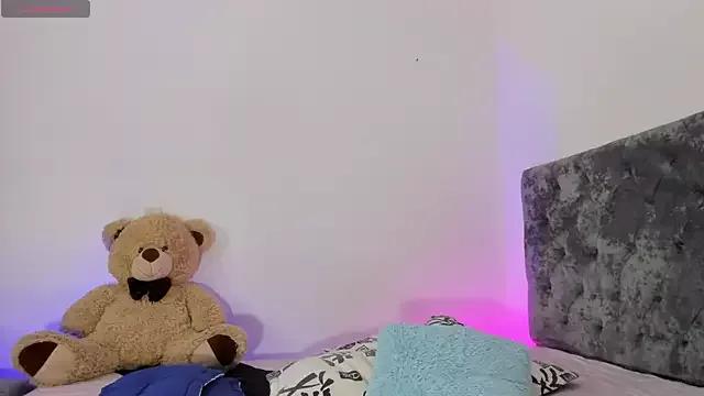 Luisa_Red from StripChat is Freechat