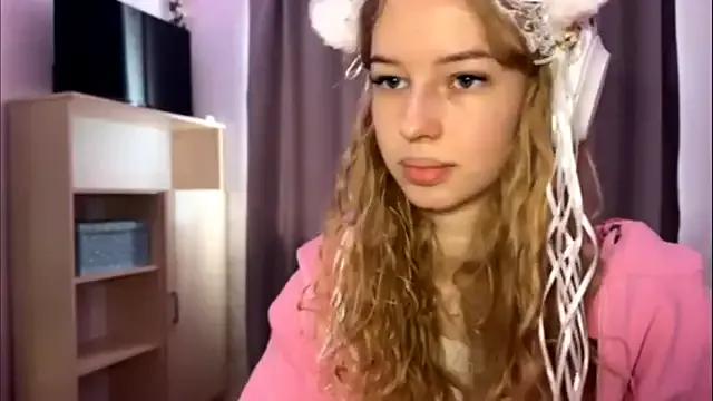 LunaCrave from StripChat is Freechat
