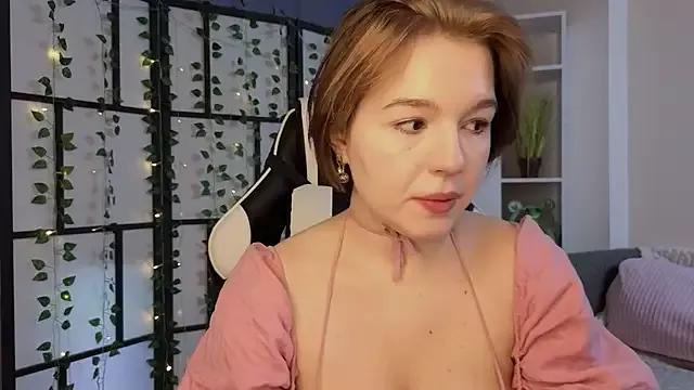 LynBrow from StripChat