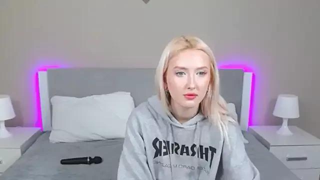 MarianeSun from StripChat is Freechat