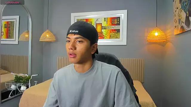 markbowie from StripChat is Freechat