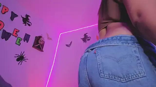 MiaCollinssx from StripChat is Freechat