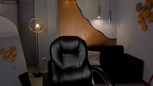 MiaLaurence from StripChat is Freechat
