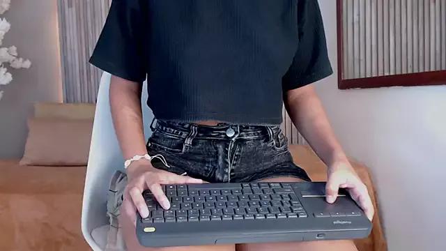 Michellee_20 from StripChat is Freechat