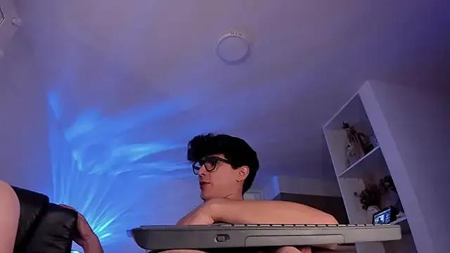 Mikeyvioleta_ from StripChat is Freechat